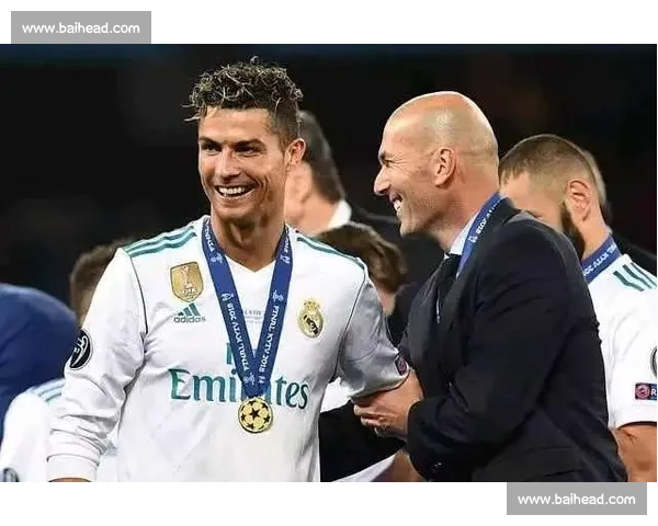 博格巴探访博卡更衣室：红魔旧将温情重聚